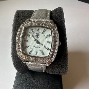 NOS Victoria Weick Beverly Hills Crystal Silver Leather Band Quartz Watch B8622